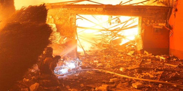 У Запоріжжі внаслідок дронової атаки є поранені і знеструмлення. За добу в області фіксували 18 авіаударів, 401 дрон, 300 артобстрілів