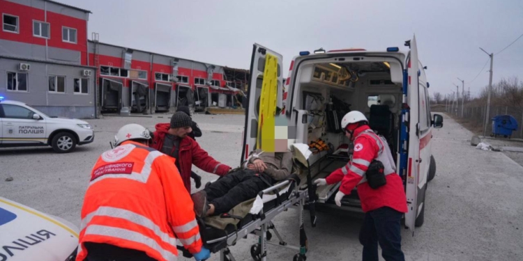 Російські загарбники атакували склад Нової пошти у Запоріжжі – 8 поранених (ФОТО)