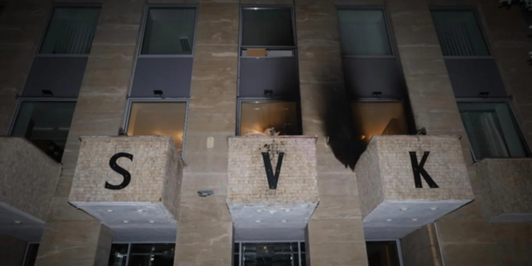 У Празі «коктейлями Молотова» закидали російський будинок культури