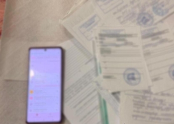 Поліція проводить обшуки в медзакладах по всій країні – через лікування на папері (ФОТО)