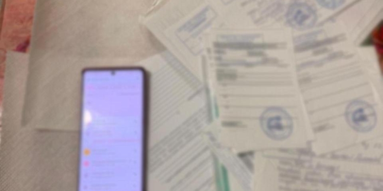 Поліція проводить обшуки в медзакладах по всій країні – через лікування на папері (ФОТО)