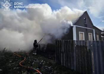 Внаслідок атаки FPV-дроном у Куцурубській громаді Миколаївщини спалахнув житловий будинок