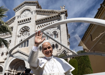 «В очах Бога ніщо не береться даремно!» – Папа злітав у Монако і нагадав мільярдерам, що треба ділитися (ФОТО)