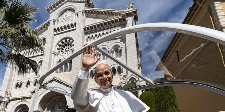 «В очах Бога ніщо не береться даремно!» – Папа злітав у Монако і нагадав мільярдерам, що треба ділитися (ФОТО)