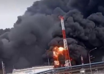 Після атаки на морському нафтовому терміналі під Пітером горять резервуари, РФ зупинила експорт (ФОТО, ВІДЕО)