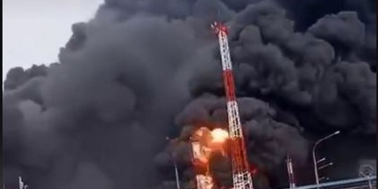 Після атаки на морському нафтовому терміналі під Пітером горять резервуари, РФ зупинила експорт (ФОТО, ВІДЕО)