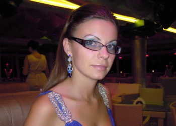 Гола і в кокошнику – українців роздратувала новопризначена почесна консулка в Домінікані (ФОТО)