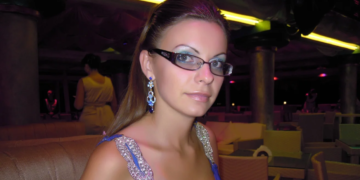 Гола і в кокошнику – українців роздратувала новопризначена почесна консулка в Домінікані (ФОТО)