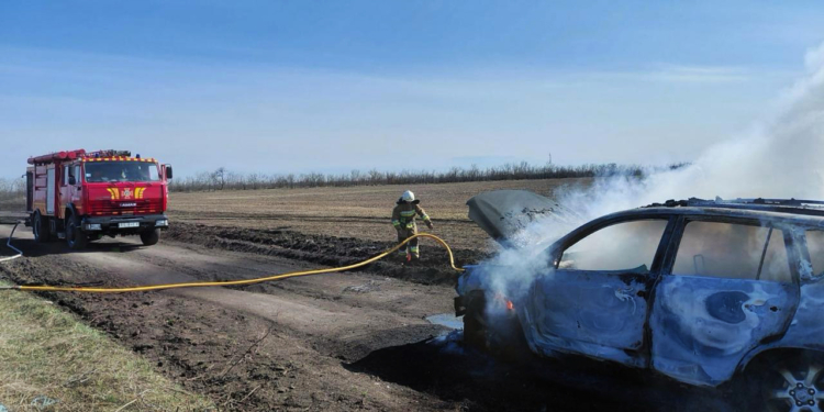 На польовій дорозі Миколаївщини загорівся легковик – гасили рятувальники (ФОТО)