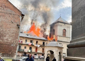 Дрони атакують Львів, є приліт у центр міста, горить будинок (ВІДЕО)