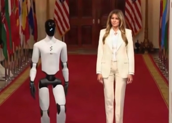 Молодий, енергійний, керований. Меланія Трамп прийшла на саміт з роботом (ВІДЕО)