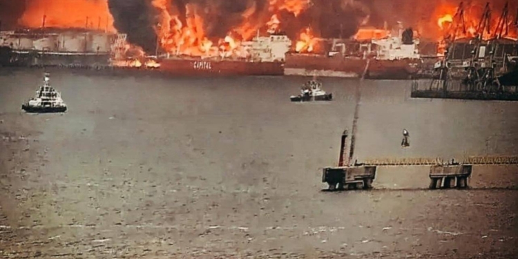 Внаслідок атаки на на порт Усть-Луга горіли три танкери, 5 резервуарів з паливом, 3 причали та установки «Новатека» (ВІДЕО)