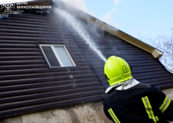 У Миколаєві загорівся будинок в Інгульському районі (ФОТО, ВІДЕО)