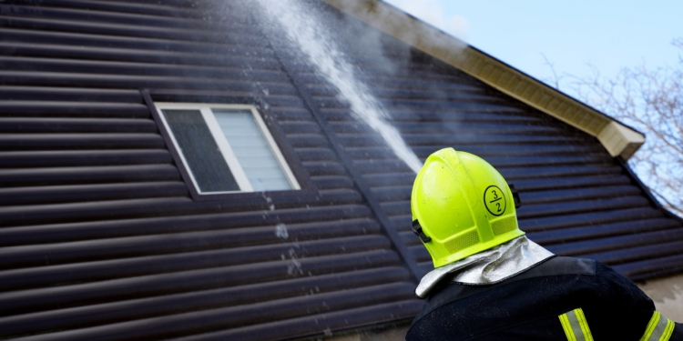 У Миколаєві загорівся будинок в Інгульському районі (ФОТО, ВІДЕО)