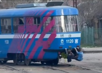 Діти вийшли на канікули. У Миколаєві зафіксовано черговий випадок зачепінгу – «Миколаївелектротранс» б’є на сполох (ВІДЕО)