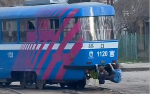 Діти вийшли на канікули. У Миколаєві зафіксовано черговий випадок зачепінгу – «Миколаївелектротранс» б’є на сполох (ВІДЕО)