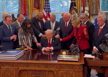 В Овальному кабінеті пройшло незвичне релігійне дійство – спільна молитва за Трампа (ВІДЕО)