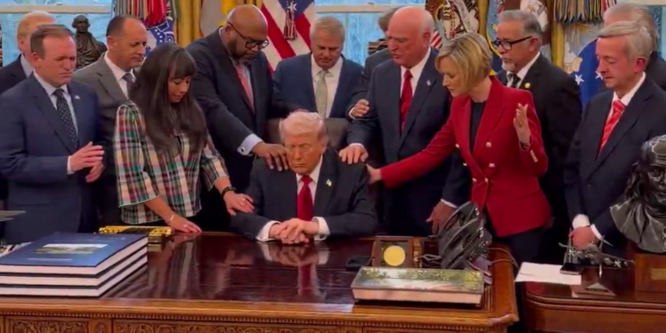 В Овальному кабінеті пройшло незвичне релігійне дійство – спільна молитва за Трампа (ВІДЕО)