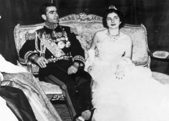 Це був зовсім інший Іран – весільна сукня дружини останнього шаха важила 30 кг і була розшита діамантами та пір’ям марабу (ФОТО)
