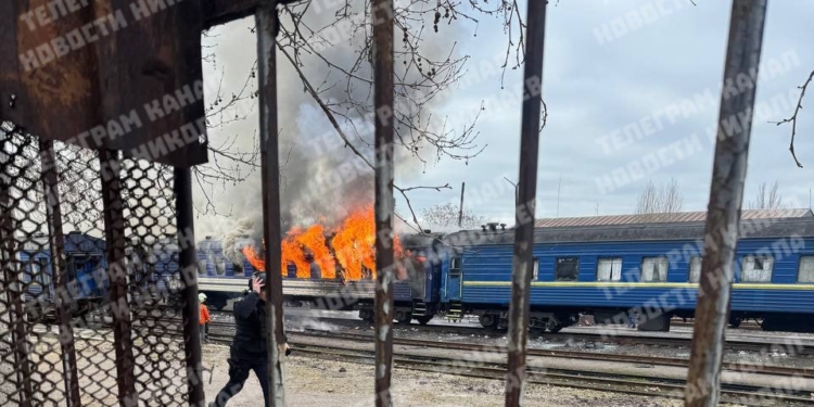У Миколаєві дрон влучив у пасажирський потяг (ФОТО, ВІДЕО)