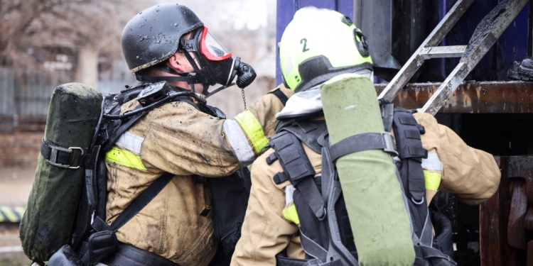 У Миколаєві над ліквідацією пожежі поїзда, атакованого шахедом, працювали рятувальники, піротехніки та хіміки (ФОТО, ВІДЕО)