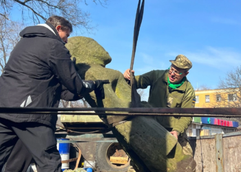 Українські військові евакуювали кам’яних баб із зони ударів рф на Запоріжжі (ФОТО)