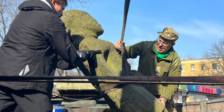 Українські військові евакуювали кам’яних баб із зони ударів рф на Запоріжжі (ФОТО)