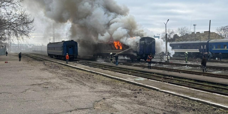 Поїзд, в який у Миколаєві влучив шахед, був порожній (ФОТО)