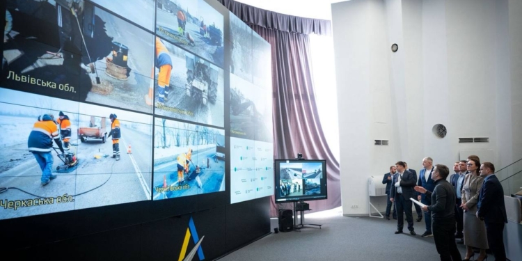 Кабмін виділить 3 млрд.грн. на такий собі ремонт прифронтових і державних доріг (ФОТО)