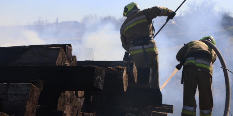 У Миколаєві, в мкрн Велика Корениха, горів будинок (ФОТО, ВІДЕО)