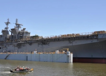 Пентагон перекидає на Близький Схід бойові кораблі та морпіхів через удари Ірану в Ормузькій протоці — WSJ