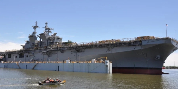 Пентагон перекидає на Близький Схід бойові кораблі та морпіхів через удари Ірану в Ормузькій протоці — WSJ