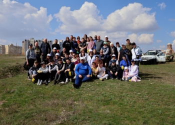 Толока на «Північному»: у Миколаєві благодійники організували велике прибирання (ФОТО)