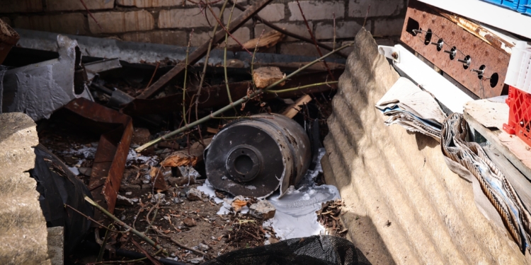 Після другої атаки ворожих «шахедів» на Миколаїв рятувальники загасили пожежу та вилучили залишки БпЛА з бойовою частиною (ФОТО, ВІДЕО)