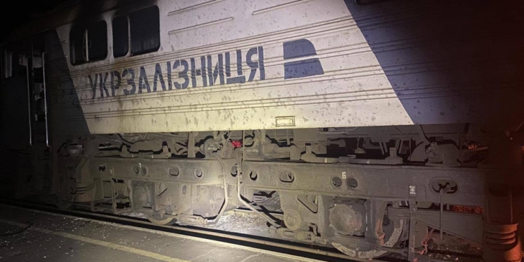 Масована нічна атака ворога. На Харківщині рашисти атакували потяг (ФОТО)