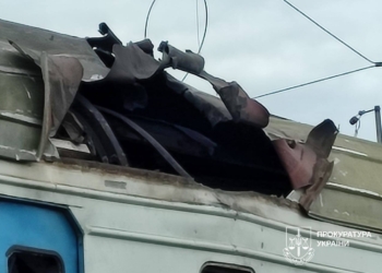 Рашисти вдарили по електропотягу на Харківщині – є загиблий та поранені (ФОТО)