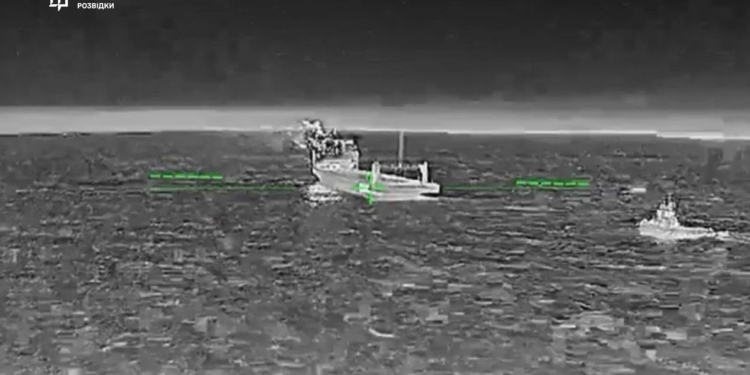 Спецпризначенці ГУР уразили два військові судна агресора (ФОТО)
