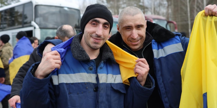 Ще 300 захисників України та двох цивільних вдалося повернути з полону – Зеленський (ФОТО)