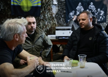 Шон Пенн разом з Єрмаком відвідав підрозділ 157-ї окремої механізованої бригади (ФОТО)