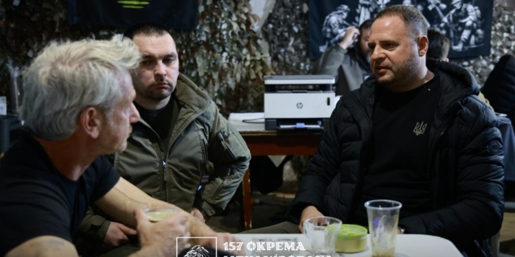 Шон Пенн разом з Єрмаком відвідав підрозділ 157-ї окремої механізованої бригади (ФОТО)
