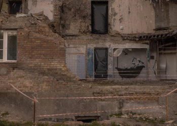 Бенксі без маски бачили на Київщині. Reuters пройшов його слідами, і ось що з’ясував