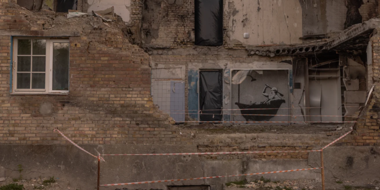 Бенксі без маски бачили на Київщині. Reuters пройшов його слідами, і ось що з’ясував