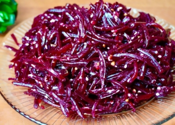 “Рум’яна Марфа” – дуже простий і корисний салат з буряків. Особливо зранку