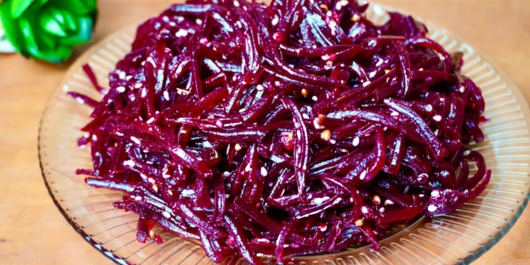 “Рум’яна Марфа” – дуже простий і корисний салат з буряків. Особливо зранку