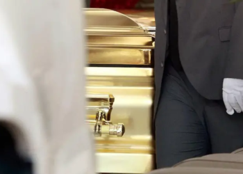 Найбільш розшукуваного наркобарона Ель Менчо поховали у золотій труні (ФОТО)