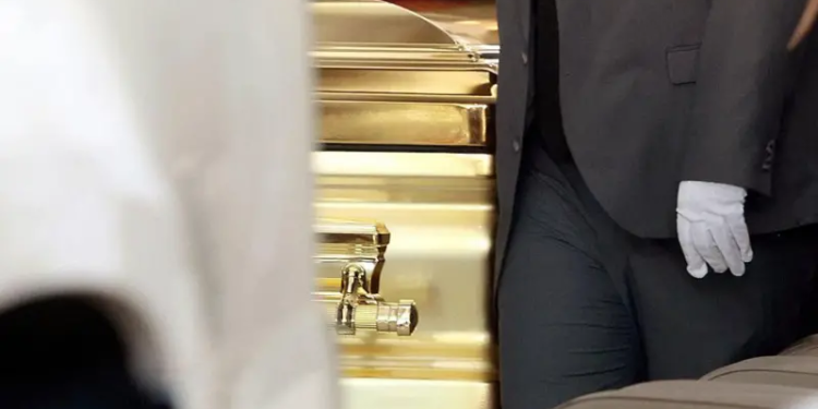 Найбільш розшукуваного наркобарона Ель Менчо поховали у золотій труні (ФОТО)