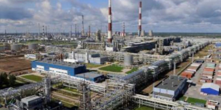 У Ленінградський області атакований НПЗ (ВІДЕО)