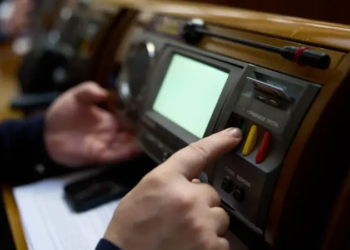 “По залу ходить Негулевський з електронним браслетом на нозі”. Чому нардепи не хочуть голосувати, але не дочекаються народного співчуття (ФОТО)