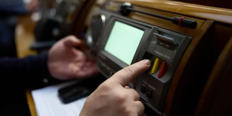 “По залу ходить Негулевський з електронним браслетом на нозі”. Чому нардепи не хочуть голосувати, але не дочекаються народного співчуття (ФОТО)