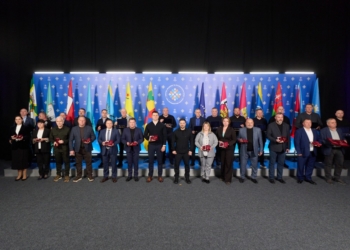 Зеленський відзначив нагородами представників регіонів і вручив почесні відзнаки «Місто-герой України». Серед нагороджених є і з Миколаївщини